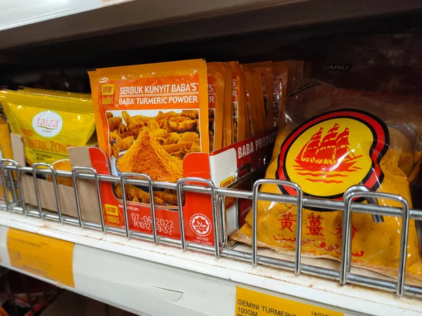 SELANGOR, MALAYSIA - 3 Temmuz 2021: Ticari paketlerde paketlenmiş çeşitli baharat tozlarına odaklı. Damgasına ve tipine göre sıralanmış. Etiketle etiketlenmiş.