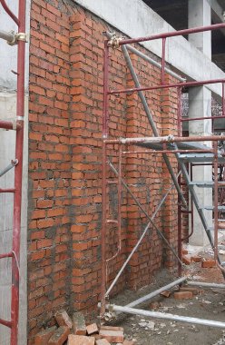 SELANGOR, MALAYSIA - 5 Mart 2022: tuğla tesisi şantiyelerde çalışır. Tuğlalar katmanlara yerleştiriliyor ve beton harçla birleştiriliyor.