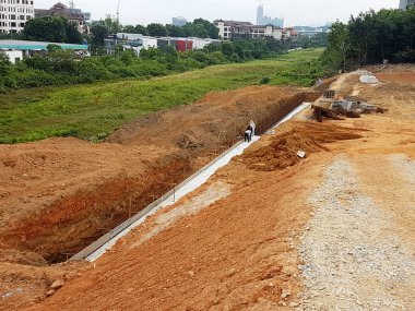 SELANGOR, MALAYSIA - 22 HAZİRAN 2021: İstinat duvarı mühendisin tasarımına göre yapıldı. Site temel yapısını inşa etmek için kazılmış.