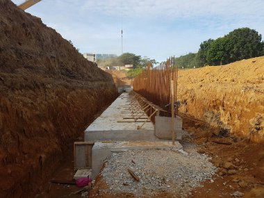SELANGOR, MALAYSIA - 22 HAZİRAN 2021: İstinat duvarı mühendisin tasarımına göre yapıldı. Site temel yapısını inşa etmek için kazılmış.