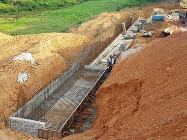 SELANGOR, MALAYSIA - 22 HAZİRAN 2021: İstinat duvarı mühendisin tasarımına göre yapıldı. Site temel yapısını inşa etmek için kazılmış.