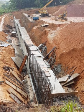 SELANGOR, MALAYSIA - 22 HAZİRAN 2021: İstinat duvarı mühendisin tasarımına göre yapıldı. Site temel yapısını inşa etmek için kazılmış.