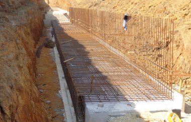 SELANGOR, MALAYSIA - 22 HAZİRAN 2021: İstinat duvarı mühendisin tasarımına göre yapıldı. Site temel yapısını inşa etmek için kazılmış.