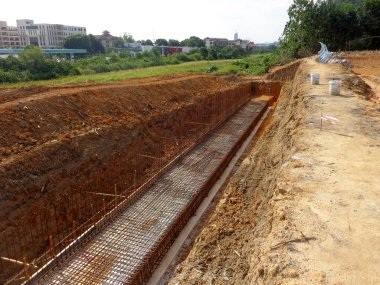 SELANGOR, MALAYSIA - 22 HAZİRAN 2021: İstinat duvarı mühendisin tasarımına göre yapıldı. Site temel yapısını inşa etmek için kazılmış.