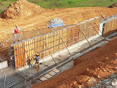 SELANGOR, MALAYSIA - 22 HAZİRAN 2021: İstinat duvarı mühendisin tasarımına göre yapıldı. Site temel yapısını inşa etmek için kazılmış.