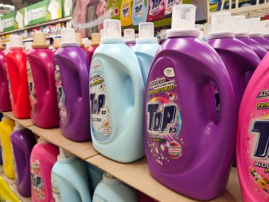 SELANGOR, MALAYSIA - 5 Mart 2022: ticari bir şişede sıvı deterjan tipi sabun. Satılık görüntü. Markaya göre sıralanmış ve fiyat etiketi var. Perakende ve toplu olarak satıldı..