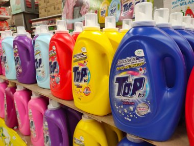 SELANGOR, MALAYSIA - 5 Mart 2022: ticari bir şişede sıvı deterjan tipi sabun. Satılık görüntü. Markaya göre sıralanmış ve fiyat etiketi var. Perakende ve toplu olarak satıldı..