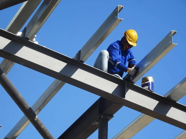 Selangor Malasia Junio 2021 Los Trabajadores Construcción Instalan Cerchas Láminas —  Fotos de Stock