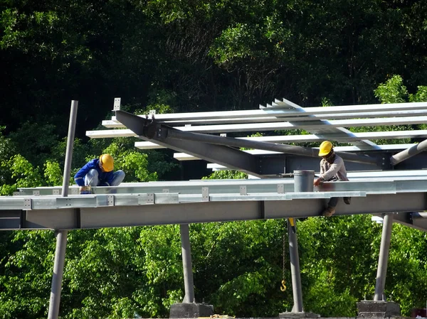 Selangor Malaysia June 2021 Будівельники Встановлюють Триски Покрівлі Будівельних Майданчиках — стокове фото