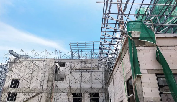 Selangor Malaysia Juni 2021 Bauarbeiter Montieren Dachstühle Und Dachplatten Auf — Stockfoto