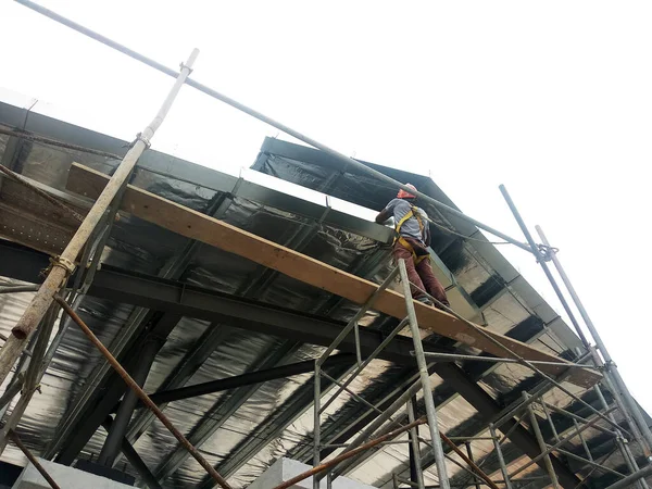 Selangor Malaysia June 2021 Construction Workers Install Trusses Roofing Sheets — Stok fotoğraf