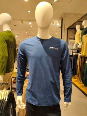 SELANGOR, MALAYSIA -4 NİSAN 2022: Mağazada çeşitli giyim türleri satılıyor. Asma ve katlama ile gösteriliyor. Alıcı incelemesi için fiyat etiketi var. Türüne ve markasına göre ayrılmış