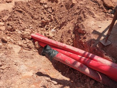 SELANGOR, MALAYSIA - 2 AĞUSTOS 2021: Bir inşaat sahasında yerde ağır yeraltı boruları yatıyordu. Bu boru yüksek voltajlı elektrik kablosuna giden yol olacak..