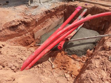 SELANGOR, MALAYSIA - 2 AĞUSTOS 2021: Bir inşaat sahasında yerde ağır yeraltı boruları yatıyordu. Bu boru yüksek voltajlı elektrik kablosuna giden yol olacak..