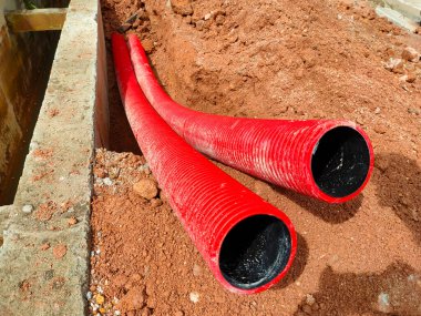 SELANGOR, MALAYSIA - 2 AĞUSTOS 2021: Bir inşaat sahasında yerde ağır yeraltı boruları yatıyordu. Bu boru yüksek voltajlı elektrik kablosuna giden yol olacak..