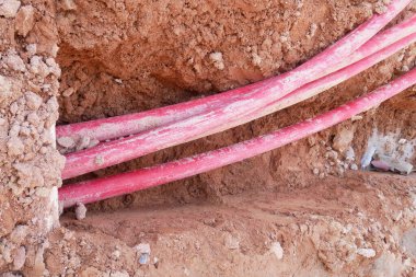 SELANGOR, MALAYSIA - 2 AĞUSTOS 2021: Bir inşaat sahasında yerde ağır yeraltı boruları yatıyordu. Bu boru yüksek voltajlı elektrik kablosuna giden yol olacak..