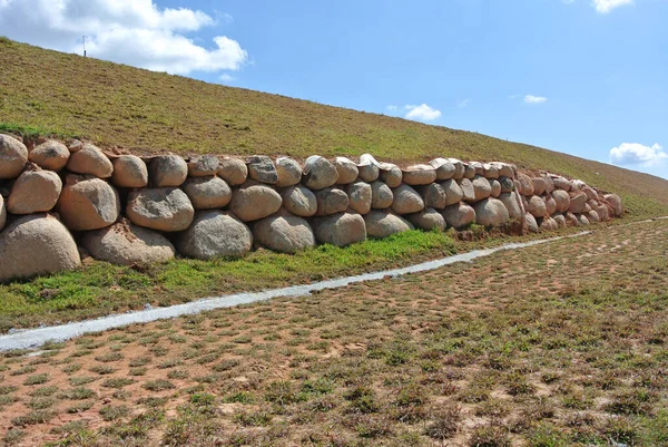 Natural Boulders Used Retaining Walls Ground Banks Have Been Embanked — стоковое фото