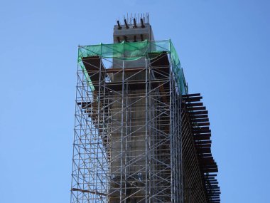 MELAKA, MALAYSIA -JULY 4, 2022: Installation of temporary scaffolding for the construction of tall concrete structures. Safety factors are prioritized to prevent accidents to workers and the public.