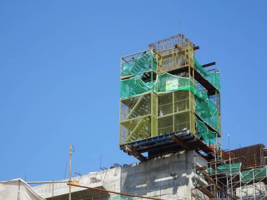 MELAKA, MALAYSIA -JULY 4, 2022: Installation of temporary scaffolding for the construction of tall concrete structures. Safety factors are prioritized to prevent accidents to workers and the public.