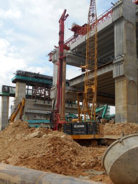 KUALA LUMPUR, MALAYSIA - 30 Mart 2022: İnşaat alanında kazık teçhizat makinesi. Bu makine vakıf inşaatı için hurda yığını sürüyordu. Yetenekli işçiler tarafından işletiliyor.. 