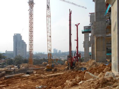 KUALA LUMPUR, MALAYSIA - 30 Mart 2022: İnşaat alanında kazık teçhizat makinesi. Bu makine vakıf inşaatı için hurda yığını sürüyordu. Yetenekli işçiler tarafından işletiliyor.. 