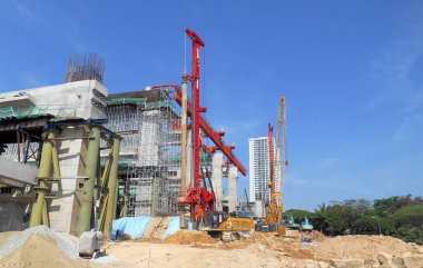 KUALA LUMPUR, MALAYSIA - 30 Mart 2022: İnşaat alanında kazık teçhizat makinesi. Bu makine vakıf inşaatı için hurda yığını sürüyordu. Yetenekli işçiler tarafından işletiliyor.. 