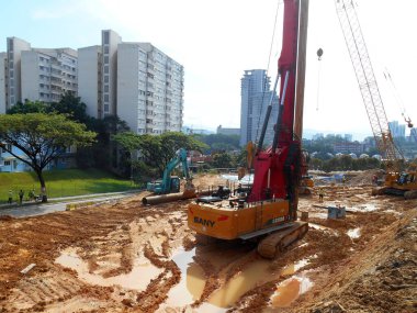 KUALA LUMPUR, MALAYSIA - 30 Mart 2022: İnşaat alanında kazık teçhizat makinesi. Bu makine vakıf inşaatı için hurda yığını sürüyordu. Yetenekli işçiler tarafından işletiliyor.. 