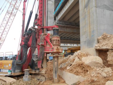 KUALA LUMPUR, MALAYSIA - 30 Mart 2022: İnşaat alanında kazık teçhizat makinesi. Bu makine vakıf inşaatı için hurda yığını sürüyordu. Yetenekli işçiler tarafından işletiliyor.. 