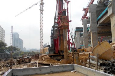 KUALA LUMPUR, MALAYSIA - 30 Mart 2022: İnşaat alanında kazık teçhizat makinesi. Bu makine vakıf inşaatı için hurda yığını sürüyordu. Yetenekli işçiler tarafından işletiliyor.. 