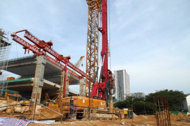 KUALA LUMPUR, MALAYSIA - 30 Mart 2022: İnşaat alanında kazık teçhizat makinesi. Bu makine vakıf inşaatı için hurda yığını sürüyordu. Yetenekli işçiler tarafından işletiliyor.. 