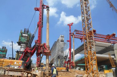 KUALA LUMPUR, MALAYSIA - 30 Mart 2022: İnşaat alanında kazık teçhizat makinesi. Bu makine vakıf inşaatı için hurda yığını sürüyordu. Yetenekli işçiler tarafından işletiliyor.. 