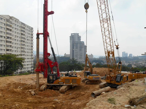 KUALA LUMPUR, MALAYSIA - 30 Mart 2022: İnşaat alanında kazık teçhizat makinesi. Bu makine vakıf inşaatı için hurda yığını sürüyordu. Yetenekli işçiler tarafından işletiliyor.. 
