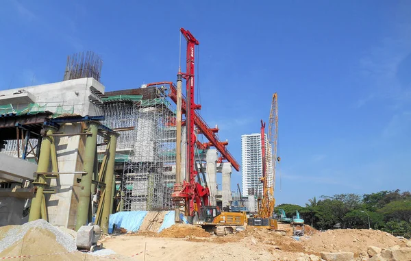 KUALA LUMPUR, MALAYSIA - 30 Mart 2022: İnşaat alanında kazık teçhizat makinesi. Bu makine vakıf inşaatı için hurda yığını sürüyordu. Yetenekli işçiler tarafından işletiliyor.. 