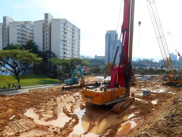 KUALA LUMPUR, MALAYSIA - 30 Mart 2022: İnşaat alanında kazık teçhizat makinesi. Bu makine vakıf inşaatı için hurda yığını sürüyordu. Yetenekli işçiler tarafından işletiliyor.. 