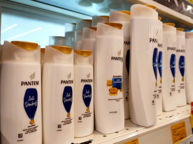 SELANGOR, MALAYSIA -JUNE 6, 2022: Selected focused on the hair shampoo in plastic bottle packaging, on display for sale on the shelves in the supermarket. Tagged with the price tag.