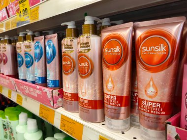 SELANGOR, MALAYSIA -JUNE 6, 2022: Selected focused on the hair shampoo in plastic bottle packaging, on display for sale on the shelves in the supermarket. Tagged with the price tag.