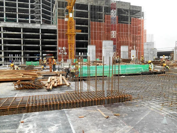 Klang Malaysia March 2022 Construction Workers Fabricating Steel Reinforcement Bar — Stock fotografie