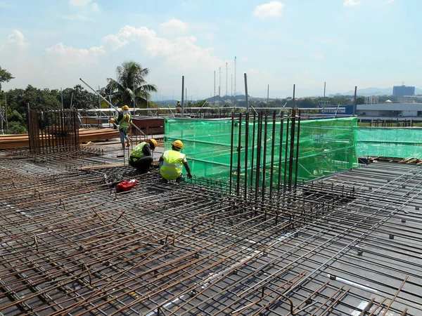 Klang Malaysia March 2022 Construction Workers Fabricating Steel Reinforcement Bar — Stockfoto