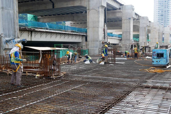 Klang Malaysia March 2022 Construction Workers Fabricating Steel Reinforcement Bar — Photo