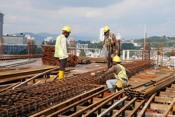 Klang Malaysia March 2022 Construction Workers Fabricating Steel Reinforcement Bar — Stockfoto