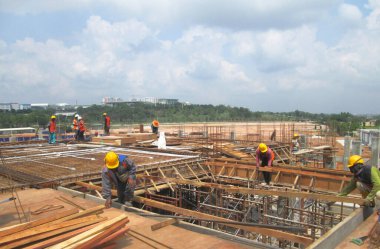 Johor, Malezya-15 Ocak 2017: ahşap formu imalatı inşaat işçileri işe Johor, Malezya inşaat sahasında. Form çalışma esas olarak kereste ve kontrplak yapıldı. 