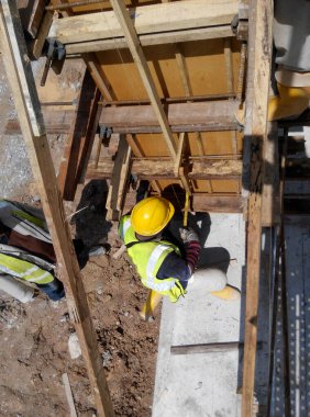 Johor, Malezya-15 Ocak 2017: ahşap formu imalatı inşaat işçileri işe Johor, Malezya inşaat sahasında. Form çalışma esas olarak kereste ve kontrplak yapıldı. 