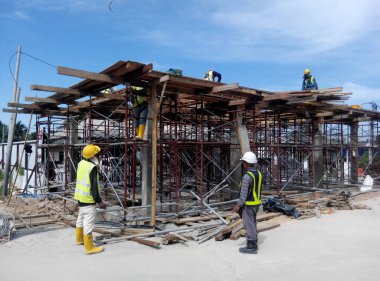 Johor, Malezya-15 Ocak 2017: ahşap formu imalatı inşaat işçileri işe Johor, Malezya inşaat sahasında. Form çalışma esas olarak kereste ve kontrplak yapıldı. 