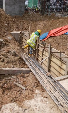 Johor, Malezya-15 Ocak 2017: ahşap formu imalatı inşaat işçileri işe Johor, Malezya inşaat sahasında. Form çalışma esas olarak kereste ve kontrplak yapıldı. 