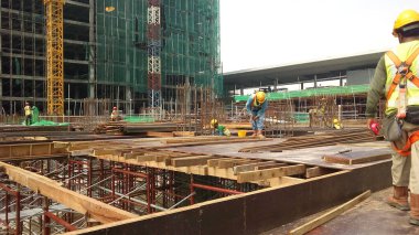 Johor, Malezya-15 Ocak 2017: ahşap formu imalatı inşaat işçileri işe Johor, Malezya inşaat sahasında. Form çalışma esas olarak kereste ve kontrplak yapıldı. 