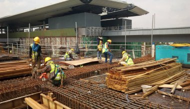 Johor, Malezya-15 Ocak 2017: ahşap formu imalatı inşaat işçileri işe Johor, Malezya inşaat sahasında. Form çalışma esas olarak kereste ve kontrplak yapıldı. 