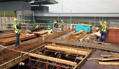 Johor, Malezya-15 Ocak 2017: ahşap formu imalatı inşaat işçileri işe Johor, Malezya inşaat sahasında. Form çalışma esas olarak kereste ve kontrplak yapıldı. 