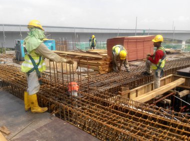 Johor, Malezya-15 Ocak 2017: ahşap formu imalatı inşaat işçileri işe Johor, Malezya inşaat sahasında. Form çalışma esas olarak kereste ve kontrplak yapıldı. 