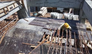 Johor, Malezya-15 Ocak 2017: ahşap formu imalatı inşaat işçileri işe Johor, Malezya inşaat sahasında. Form çalışma esas olarak kereste ve kontrplak yapıldı. 