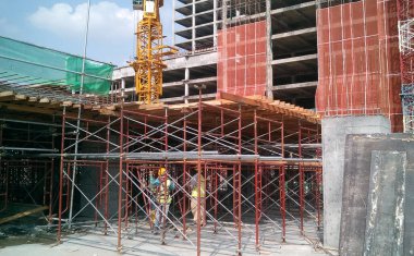 Johor, Malezya-15 Ocak 2017: ahşap formu imalatı inşaat işçileri işe Johor, Malezya inşaat sahasında. Form çalışma esas olarak kereste ve kontrplak yapıldı. 